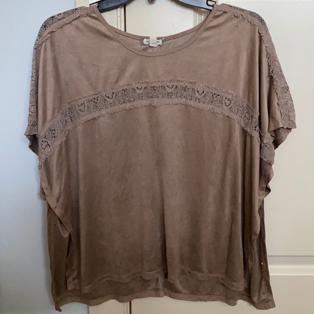 boutique top with lace on the front abs sleeves
